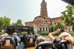 Bus cabriolet à Toulouse devans la Basilique Saint Sernin